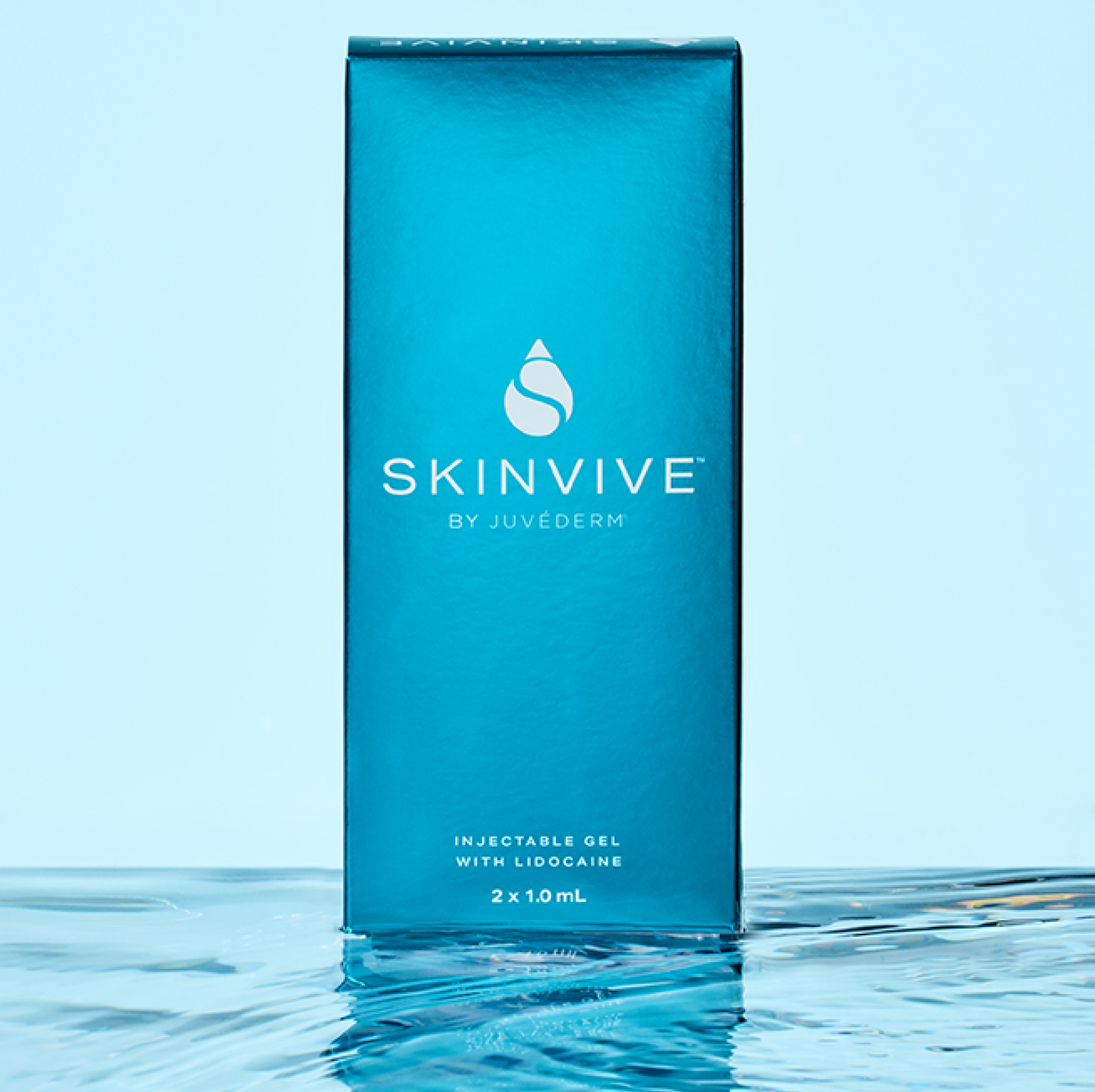 Uma caixa de SKINVIVE® em pé numa poça de água.