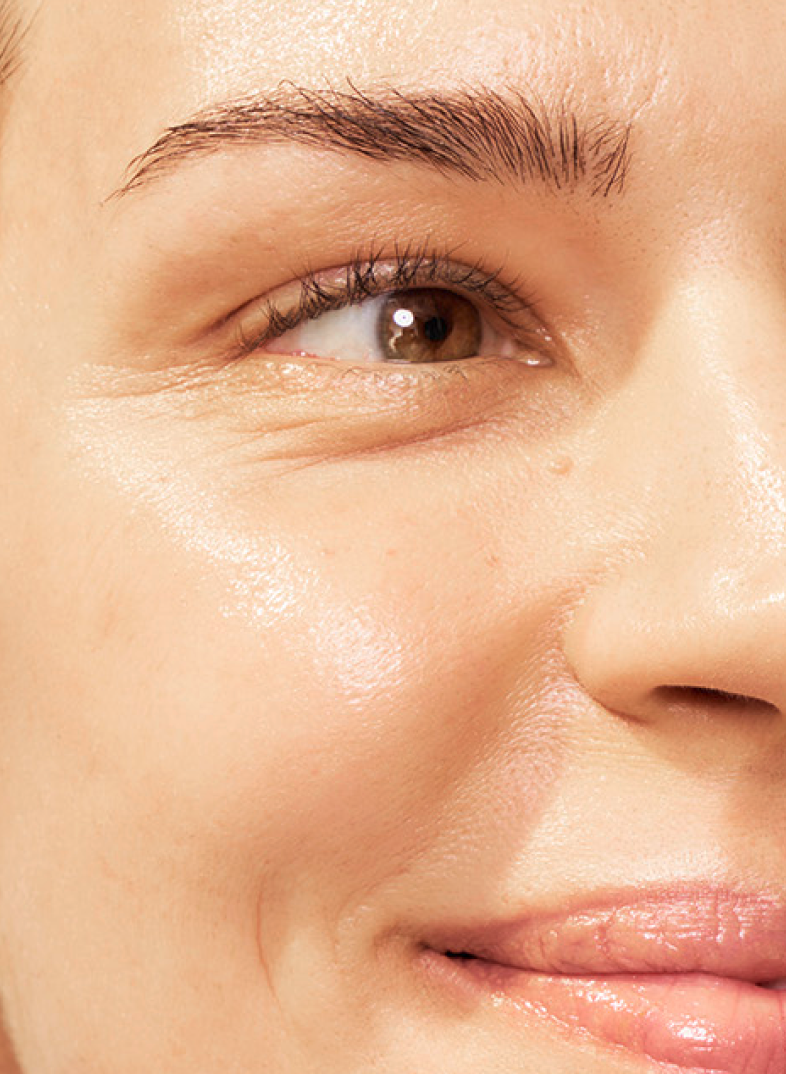 Foto do rosto da paciente SKINVIVE®, além de um close de seus olhos e bochechas, com a pele macia e radiante.