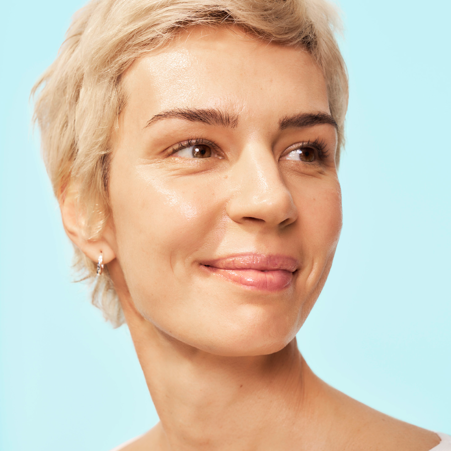 Foto do rosto da paciente SKINVIVE®, além de um close de seus olhos e bochechas, com a pele macia e radiante.